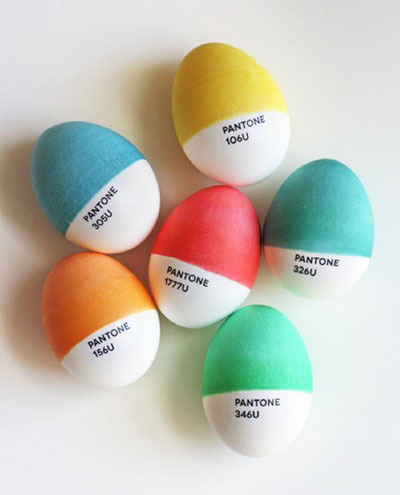 Decorar huevos de Pascua  con los colores Pantone.