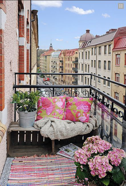 Decorar balcones apostando por un color, por ejemplo el rosa.