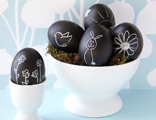 Huevos de Pascua decorados con pintura de pizarra