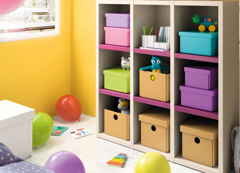 Las cajas ayudan a organizar la habitación de los niños. Estantería Niko de Kibuc