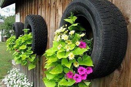 Decorar con neumáticos. Neumáticos como maceteros con flores