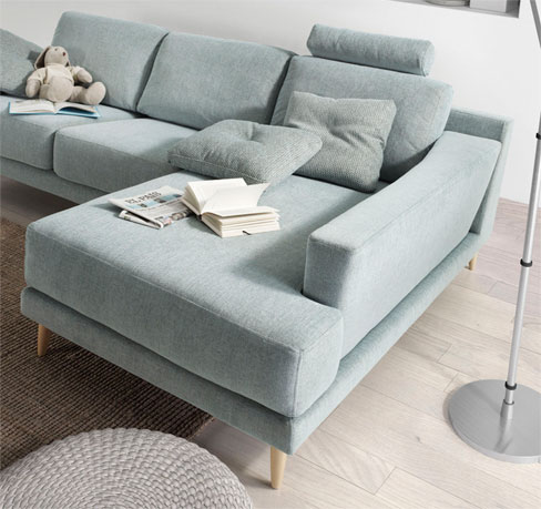 Decorar la sala con un sofá con chaise longue. Sofá Siena de estilo nórdico y patas de madera.