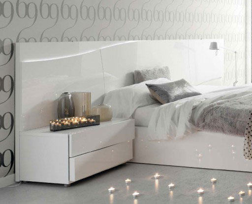 Decorar el dormitorio para el día del amor.. Dormitorio Slaap de Kibuc con luz led en el cabezal. Acabado blanco brillo.