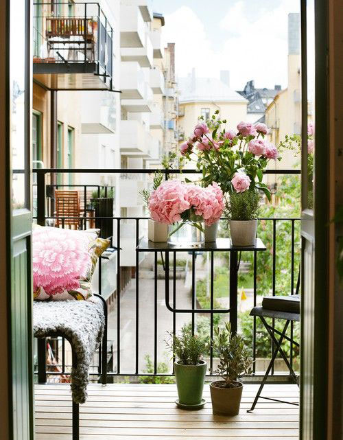 Decorar balcones. Eligiendo suelos de madera consigues un balcón más acogedor.