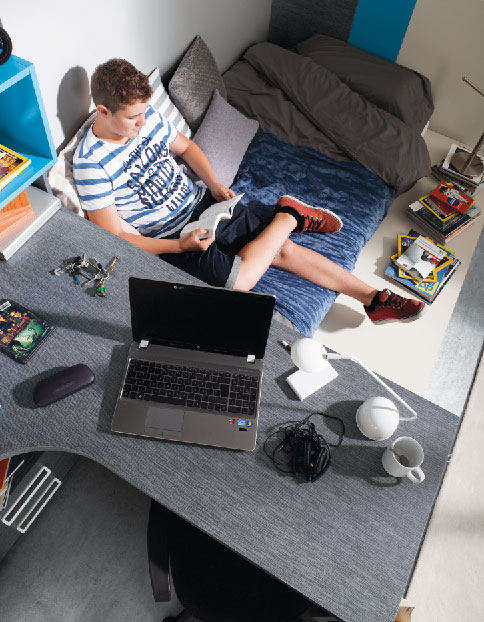 Zona de estudio en una habitación de la colección Niko de Kibuc