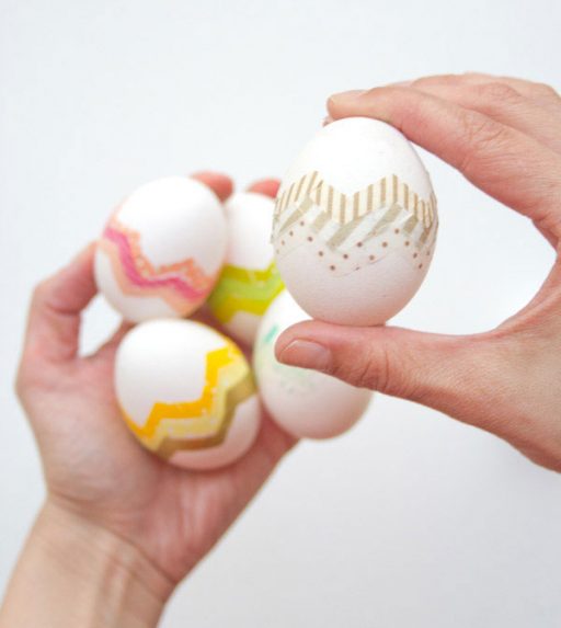 Huevos de Pascua decorados con washi tape.