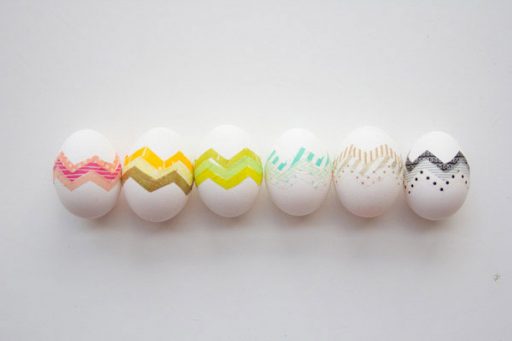 Huevos de Pascua decorados con washitape.