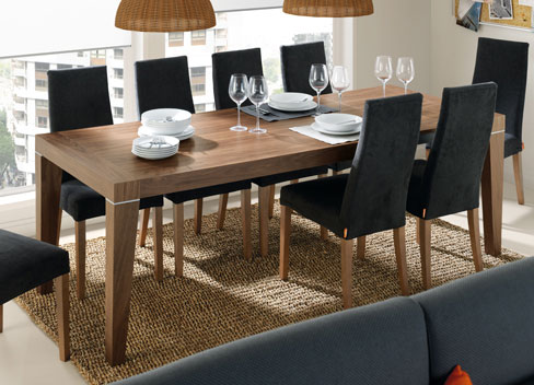 Si tu comedor es pequeño, puedes optar por una mesa extensible. Mesa Kreta de Kibuc.