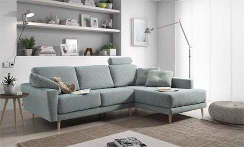 Decoración nórdica. Sofá Siena con chaise longue y con patas de madera