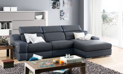 Decorar la sala con un sofá chaiselongue. Sofá Davao de Kibuc con relax eléctrico 