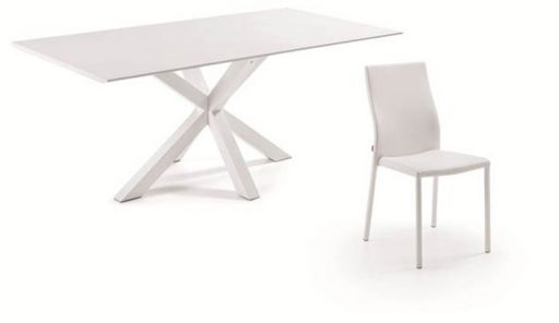 Rebajas del mueble Kibuc. Mesa Arya y sillas Aura. Mesa en acabado en lacado blanco.