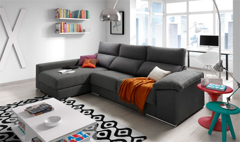 Cómo decorar la sala con sofá chaise longue. Sofá Asti de Kibuc con chaise longue y con reposa cabezas reclinable y asientos con mecanismo deslizantes