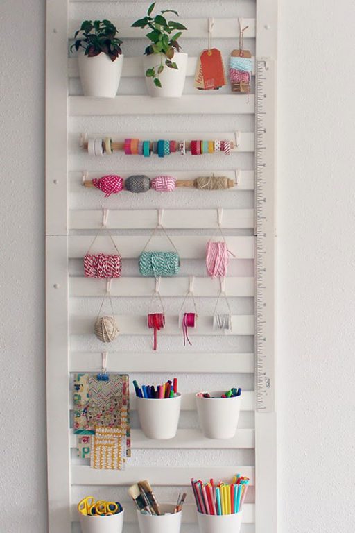 Diy para ordenar un espacio creativo. Organizador realizado con una barandilla de cuna