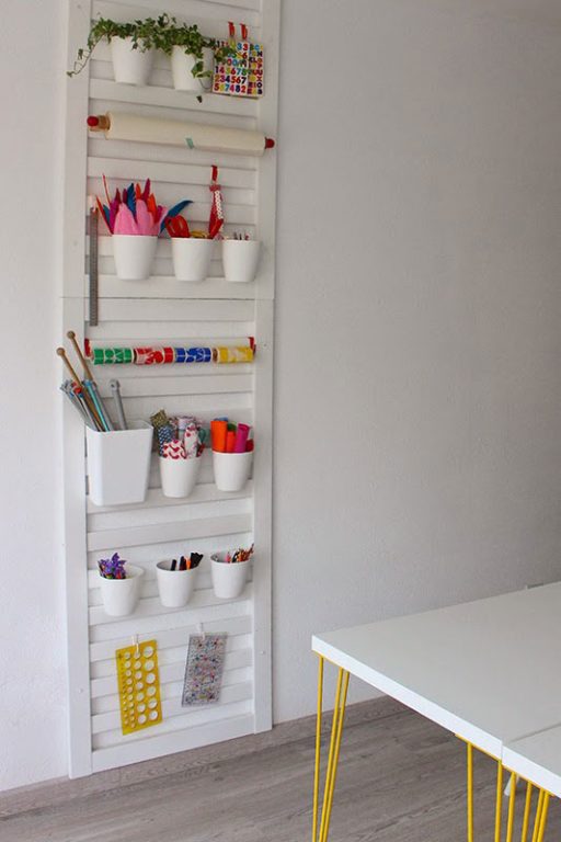 Diy para ordenar un espacio creativo. Organizador realizado con una barandilla de cuna. Puedes organizar tijeras, lápices y mucho más.