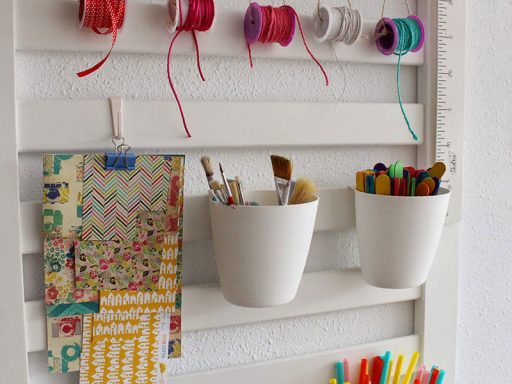Diy para ordenar un espacio creativo. Organizador realizado con una barandilla de cuna. Puedes organizar tijeras, lápices y mucho más.