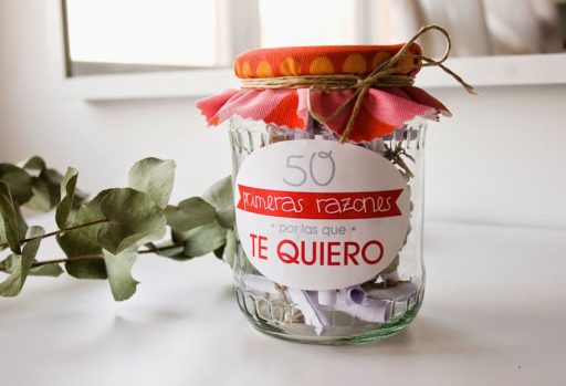 Diy de San Valentín, 50 razones por las que te quiero. Idea del blog Decorar en Familia. Regalo. Mensajes en un bote de cristal.