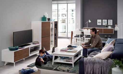Consejos para escoger tu mueble multimedia. Propuesta de comedor Transfer de Kibuc con módulo Tv con espacio HIFI diáfano y dos cajones. Acabado roble montana y lacado blanco.