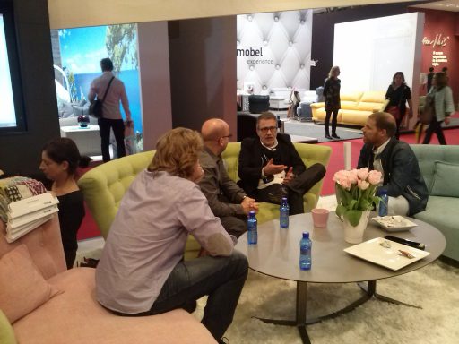 Salón del mueble de Milán 2015. Los diseñadores Kibuc intercambiando impresiones.