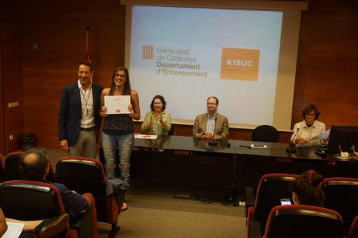 Entrega de los premios kibuc, curso 2015, a los proyectos de diseño. Xavier Sòria, presidente de Kibuc, con una de las ganadoras