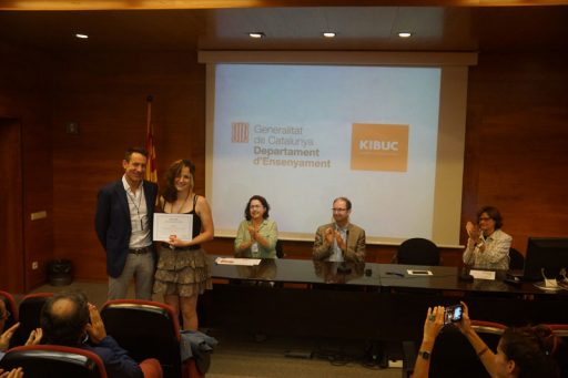 Entrega de los premios kibuc, curso 2015, a los proyectos de diseño. Xavier Sòria, presidente de Kibuc, con una de las ganadoras