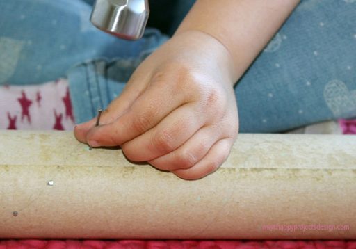 Diy para realizar con niños en casa. Fabricando un palo de lluvia. Foto de happy projects desing