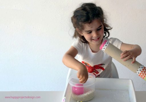 Diy para realizar con niños en casa. Fabricando un palo de lluvia. Foto de happy projects desing