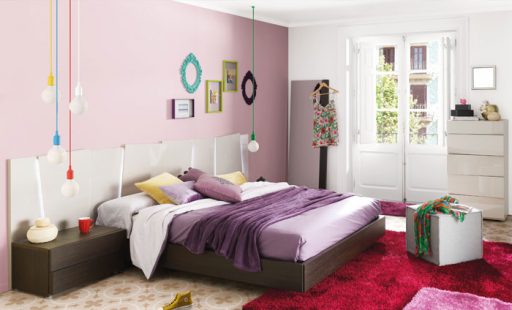 Ideas frescas para decorar tu casa en verano. Dormitorio con mesitas y cómoda de la colección Slaap de Kibuc.