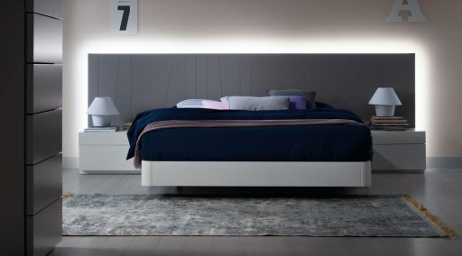 Novedades en dormitorios. Dormitorio colección Nuit nuevo modelo Caledonia (con luz opcional) con práctico aro de canto redondeado. Mesitas modelo Haití de 1 cajón más medio cajón. Acabado en lacado blanco y lluvia