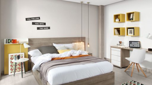 Dormitorio Colección Nuit modelo Bahía con práctico estante integrado en el cabezal, mesita de noche de 2 cajones. Acabados en chene y mostaza. Nuevo catálogo 2016